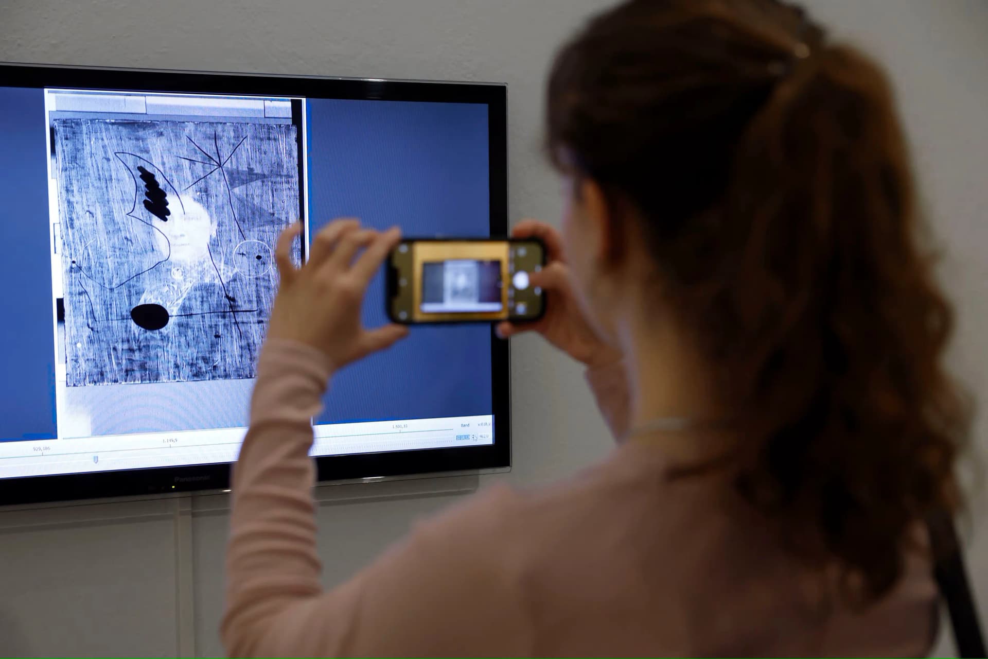 Скрытый портрет матери Миро обнаружен под одной из его картин в Барселоне