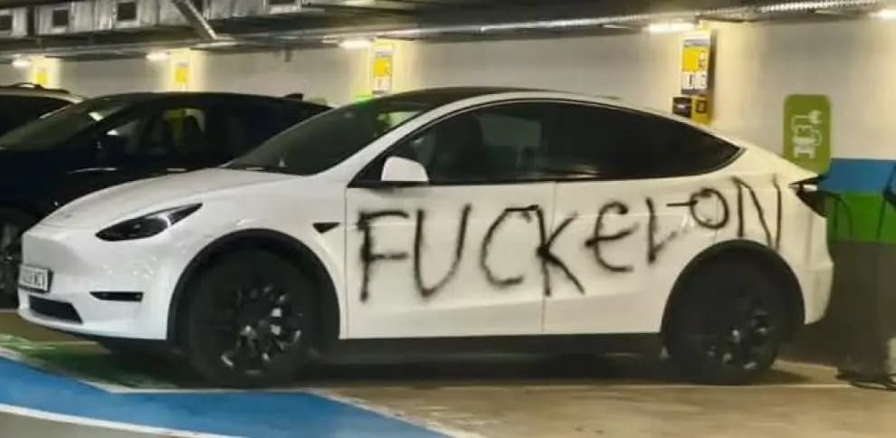 Прощай, Илон Маск: протесты против Tesla