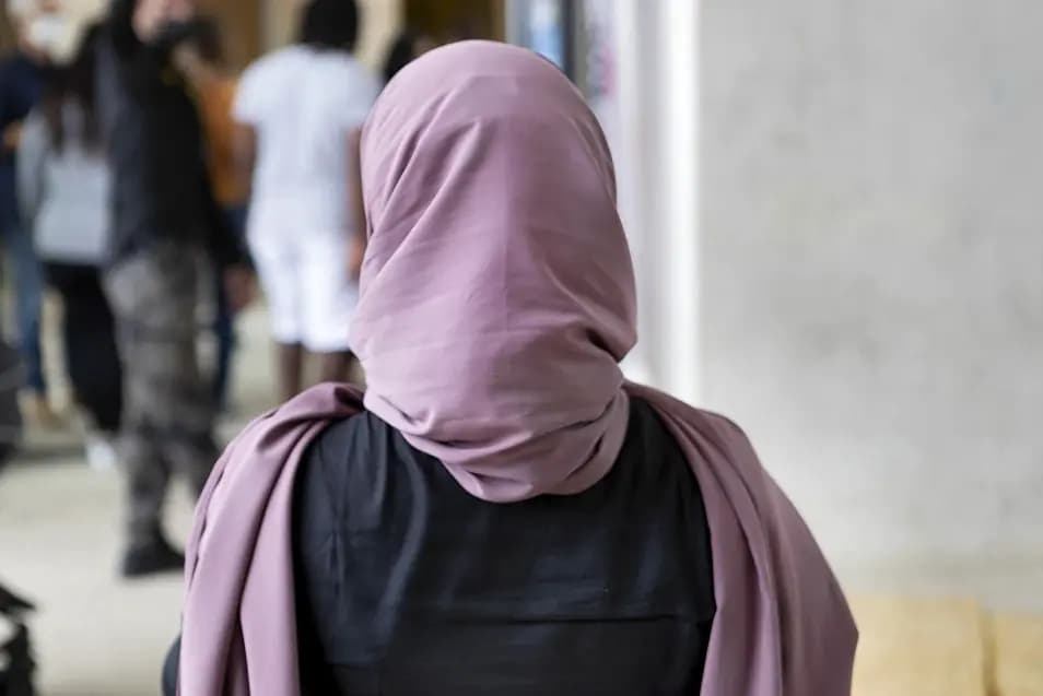 Исламизация учебных заведений: 80% государственных школ в районе Барселоны предлагают халяльное меню