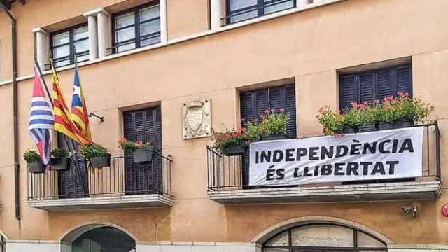 80% муниципалитетов Каталонии убрали флаг Испании