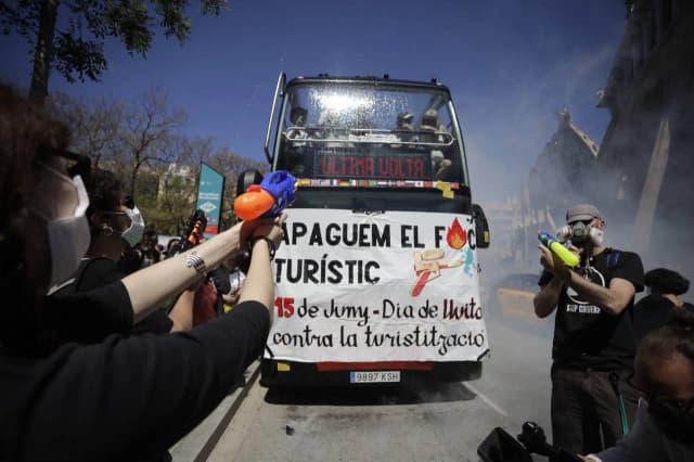 Десятки людей заблокировали туристический автобус в Барселоне: «Туристы, возвращайтесь домой»