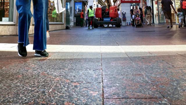 Воск продолжает оставаться на улицах Севильи спустя три дня после Страстной недели