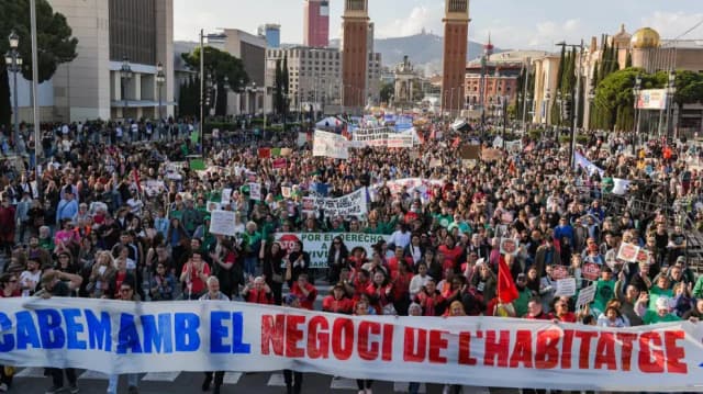 Жильё-люкс довело до бунта: десятки тысяч вышли против элитных проектов