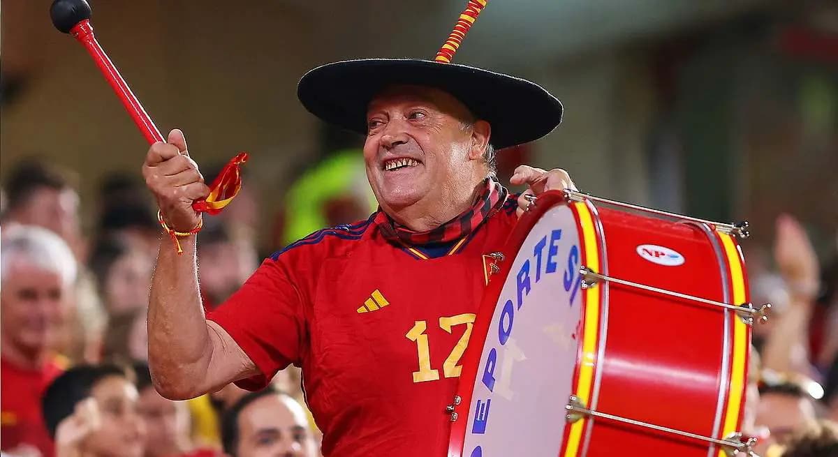 Умер Маноло «С Барабаном» в возрасте 76 лет — самый легендарный болельщик Испании