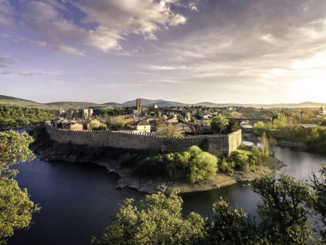 Очаровательный городок в часе езды от Мадрида, идеальный для наслаждения хорошей погодой, горными пейзажами и домашней кухней