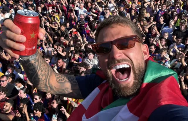 Иньиго Мартинес в центре внимания после парада «Барсы»: падение с автобуса и неоднозначный жест