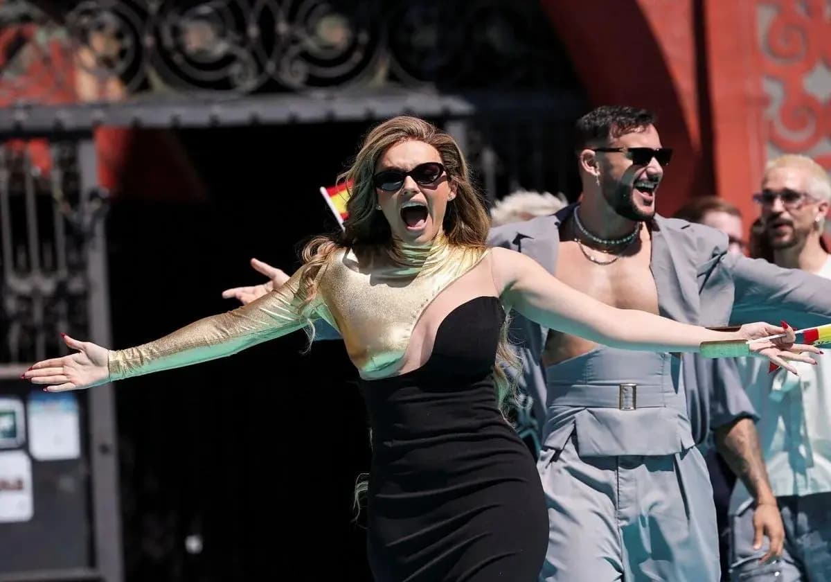 Мелоди покоряет бирюзовую дорожку "Евровидения" в платье от дизайнера из Малаги