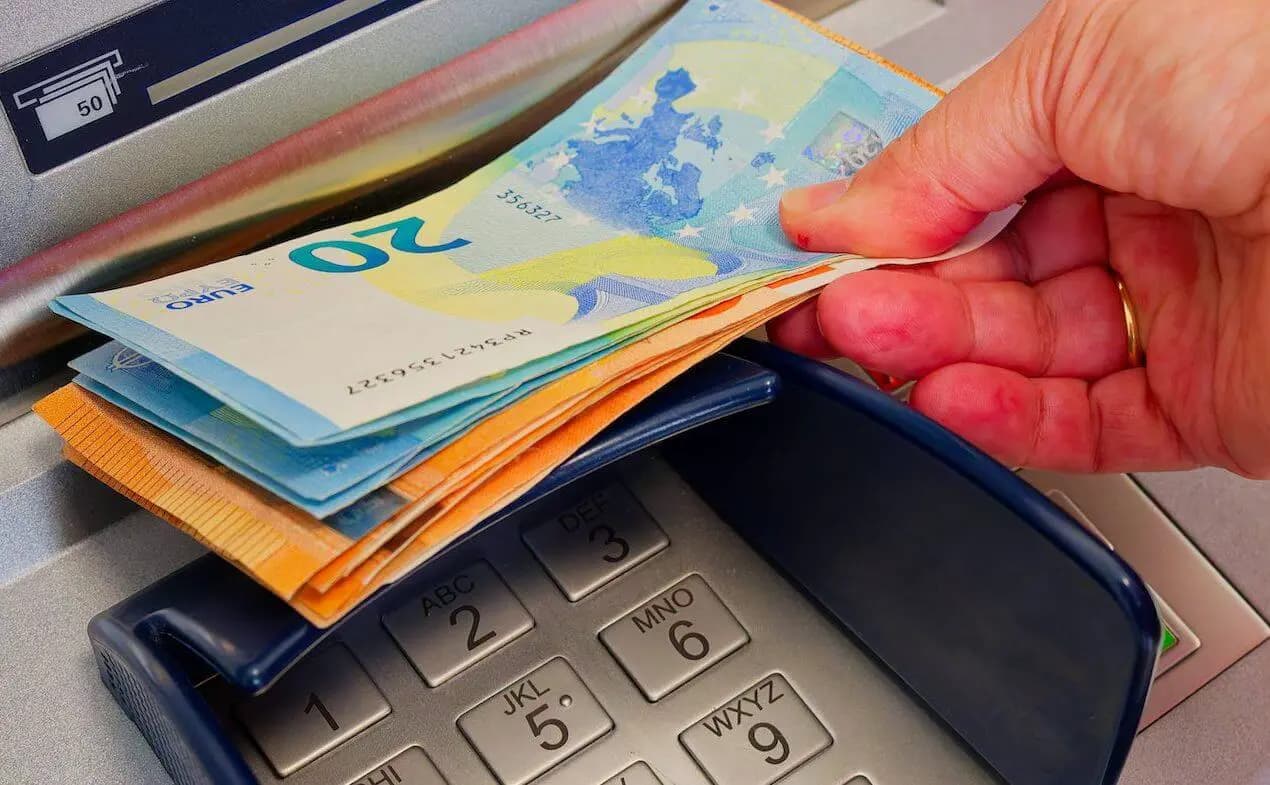 Пользователи наличных под подозрением! В Испании снятие 3000 евро попадет под контроль