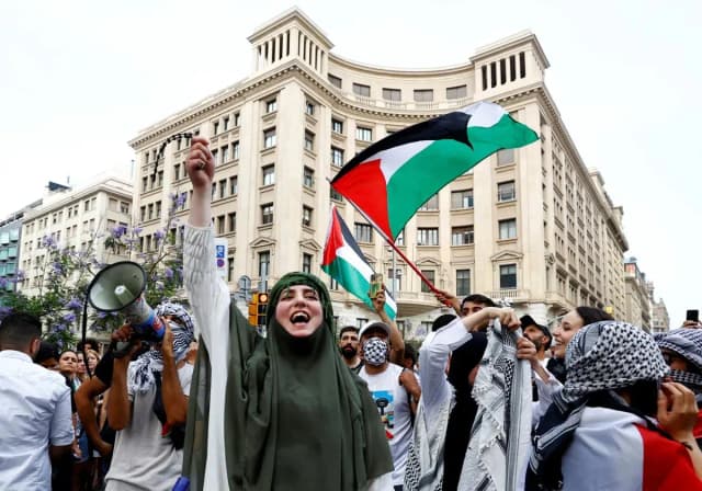 Более 18.000 человек вышли на демонстрацию в Барселоне, чтобы потребовать прекращения «геноцида» в Палестине