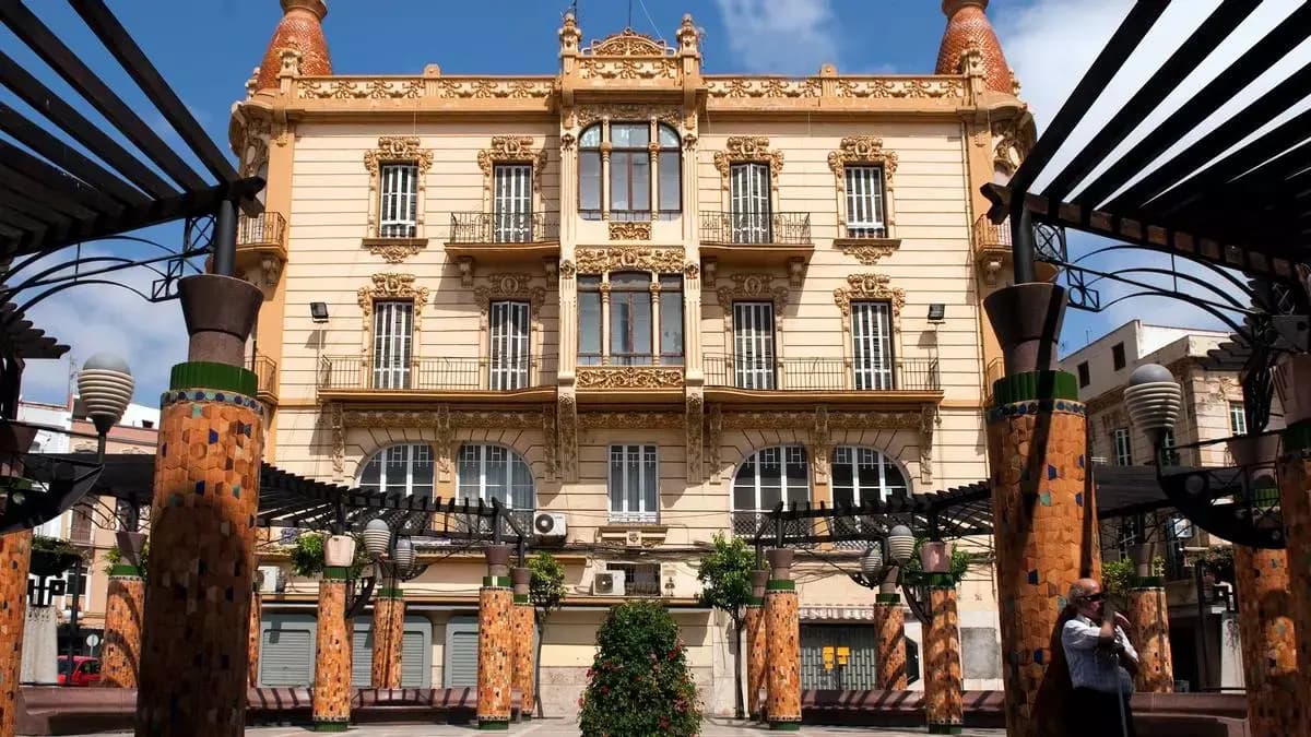 "Маленькая Барселона": испанский город с тысячей модернистских зданий