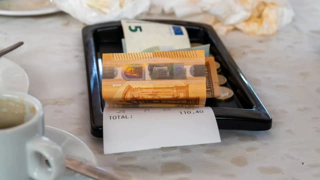 Новые правила в барах, которые раздражают клиентов: законно ли это в Испании?