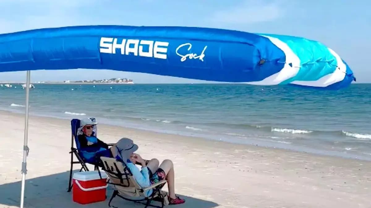 Новый дизайн пляжного зонта: обеспечивает тень для четырех человек и уже появился на испанских пляжах