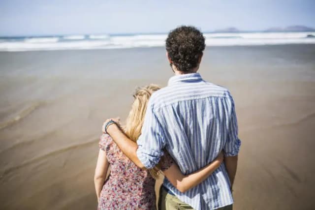 Трудные времена для любви: почему летом учащаются расставания и как сохранить отношения