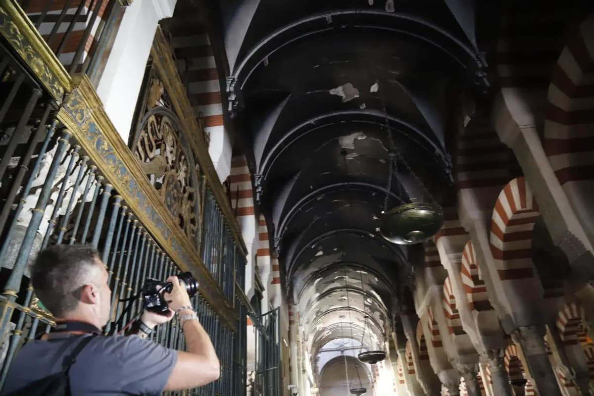 Исламский совет выражает "скорбь" в связи с пожаром в Мечети-Соборе Кордовы и требует объяснений