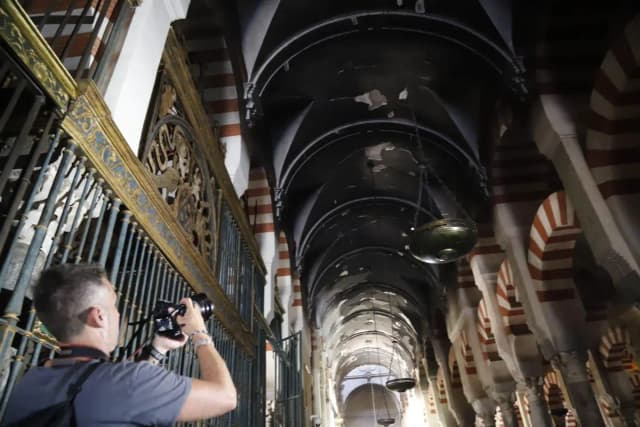 Исламский совет выражает "скорбь" в связи с пожаром в Мечети-Соборе Кордовы и требует объяснений