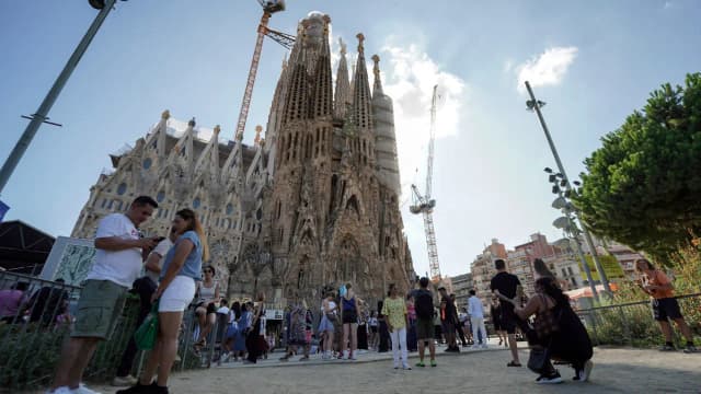 Краска на камнях Гауди: за что активисты атаковали символ Барселоны