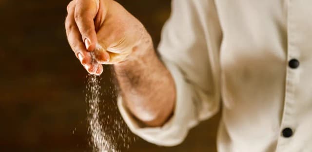 Мы недосаливаем? Как тренды и здоровье меняют подход к соли в кулинарии