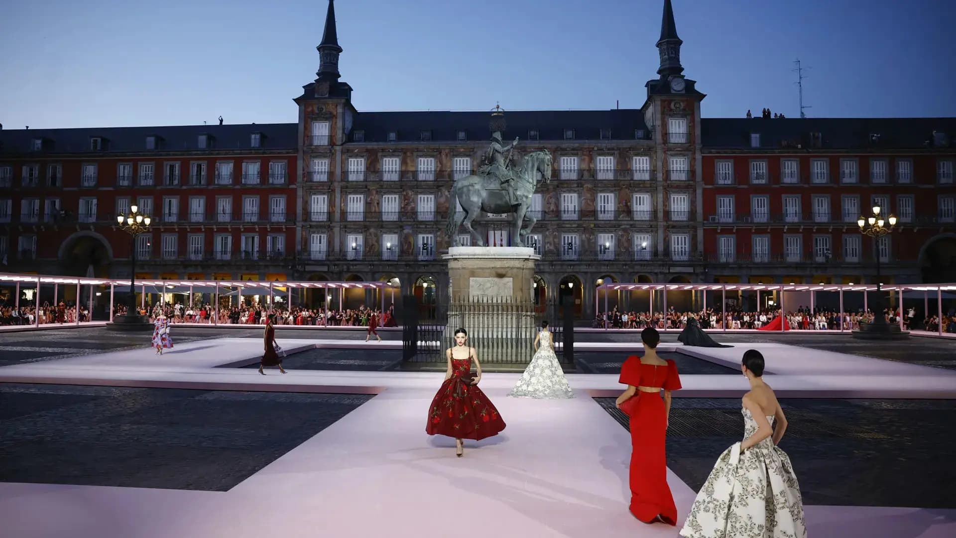 Исторический показ на Пласа-Майор: Carolina Herrera покоряет сердце Мадрида