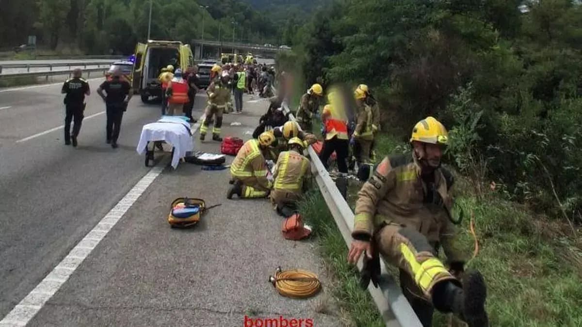 ЧП на трассе C-32: автобус с туристами перевернулся по пути в аэропорт