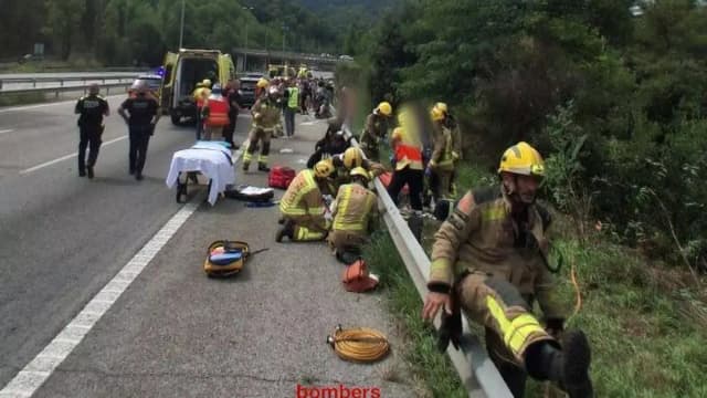 ЧП на трассе C-32: автобус с туристами перевернулся по пути в аэропорт