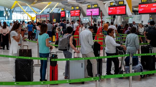 Хаос в Барахасе из-за забастовки службы безопасности: часовые очереди и пассажиры, пропускающие рейсы