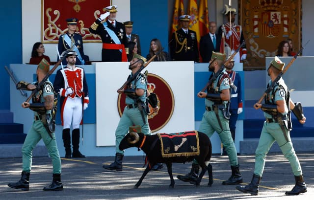 Политический скандал на параде: свист Санчесу, демарш Абаскаля и гнев Аюсо