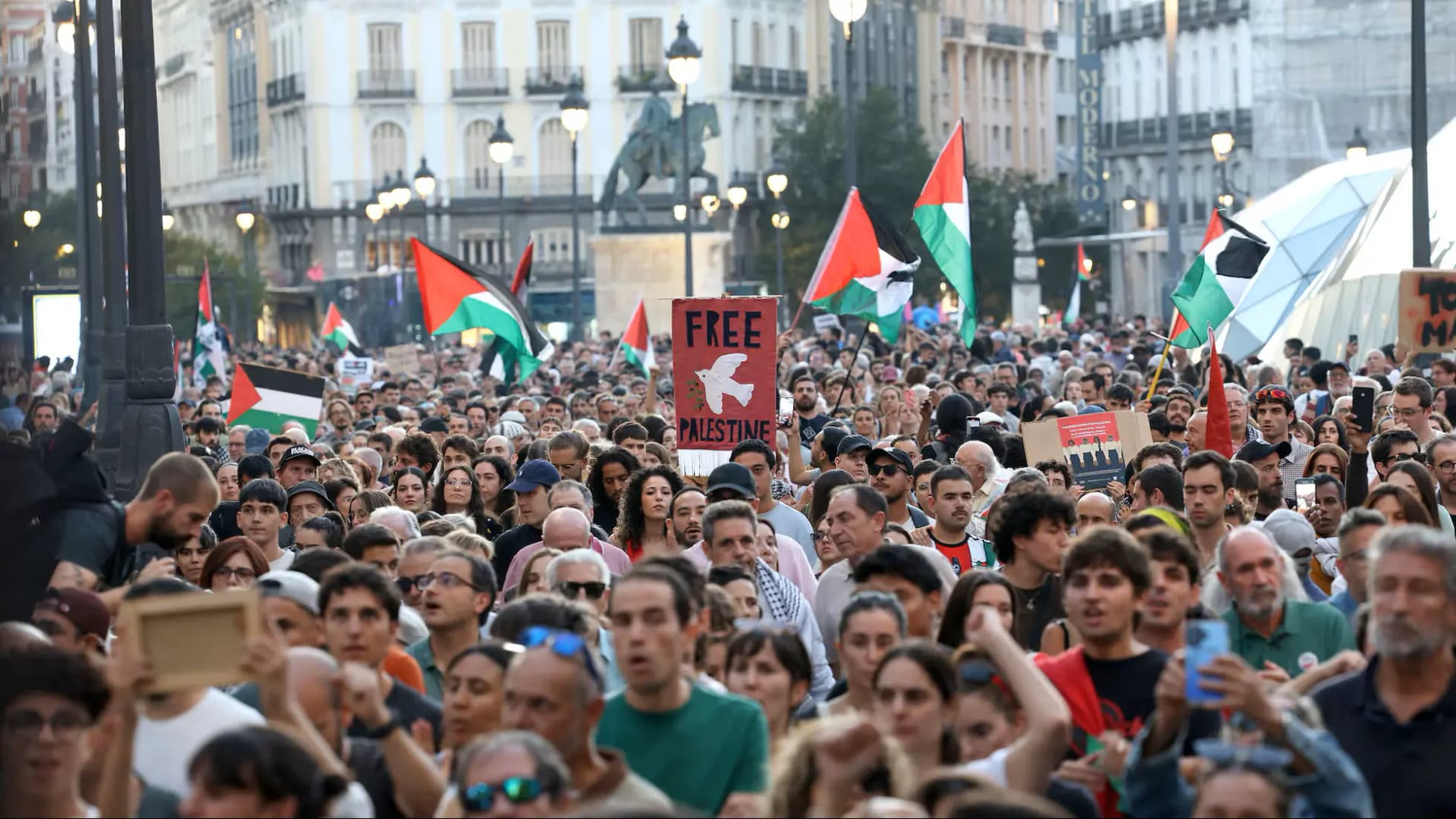 Шествие праведного гнева: как испанский перформанс снова заменил собой политику