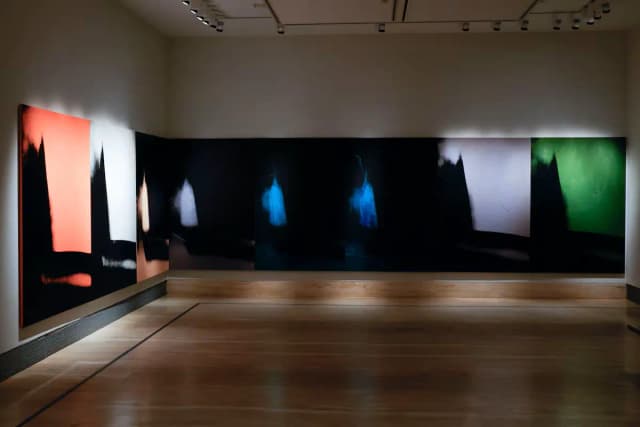 Музей Тиссена развенчивает образ «глупой блондинки» Уорхола в диалоге с Поллоком