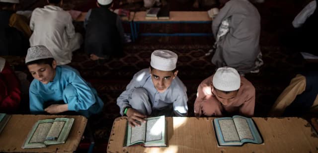 В мечеть через суд: как католическая школа стала мишенью для религиозной экспансии