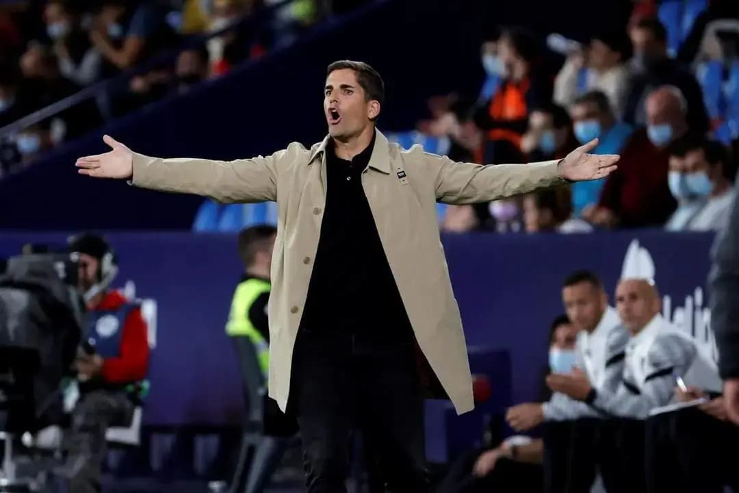 Испанского тренера Морено увольняют из «Сочи» из-за скандала с ChatGPT