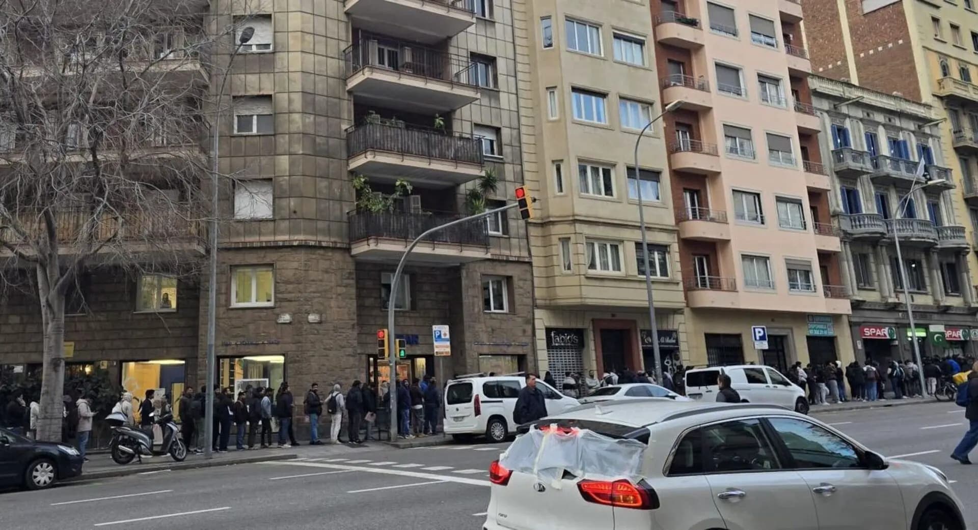 Длинные очереди в консульстве Пакистана в Барселоне для массовой легализации