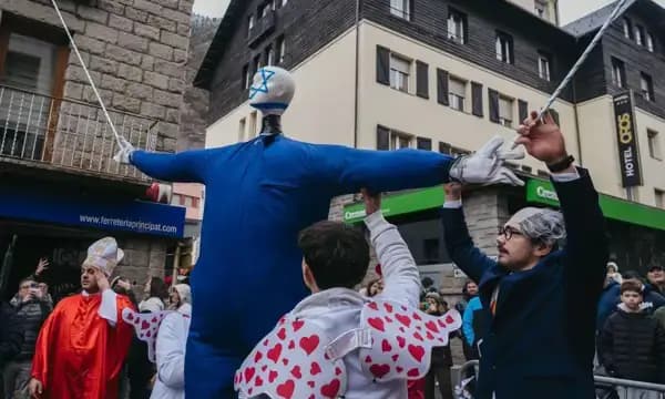 В Андорре на официальном карнавале сожгли фигуру со звездой Давида