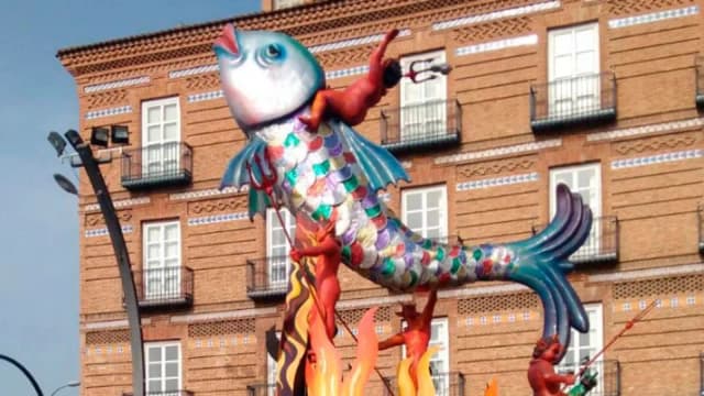 Мадрид прощается с Карнавалом: самые сюрреалистичные похороны года