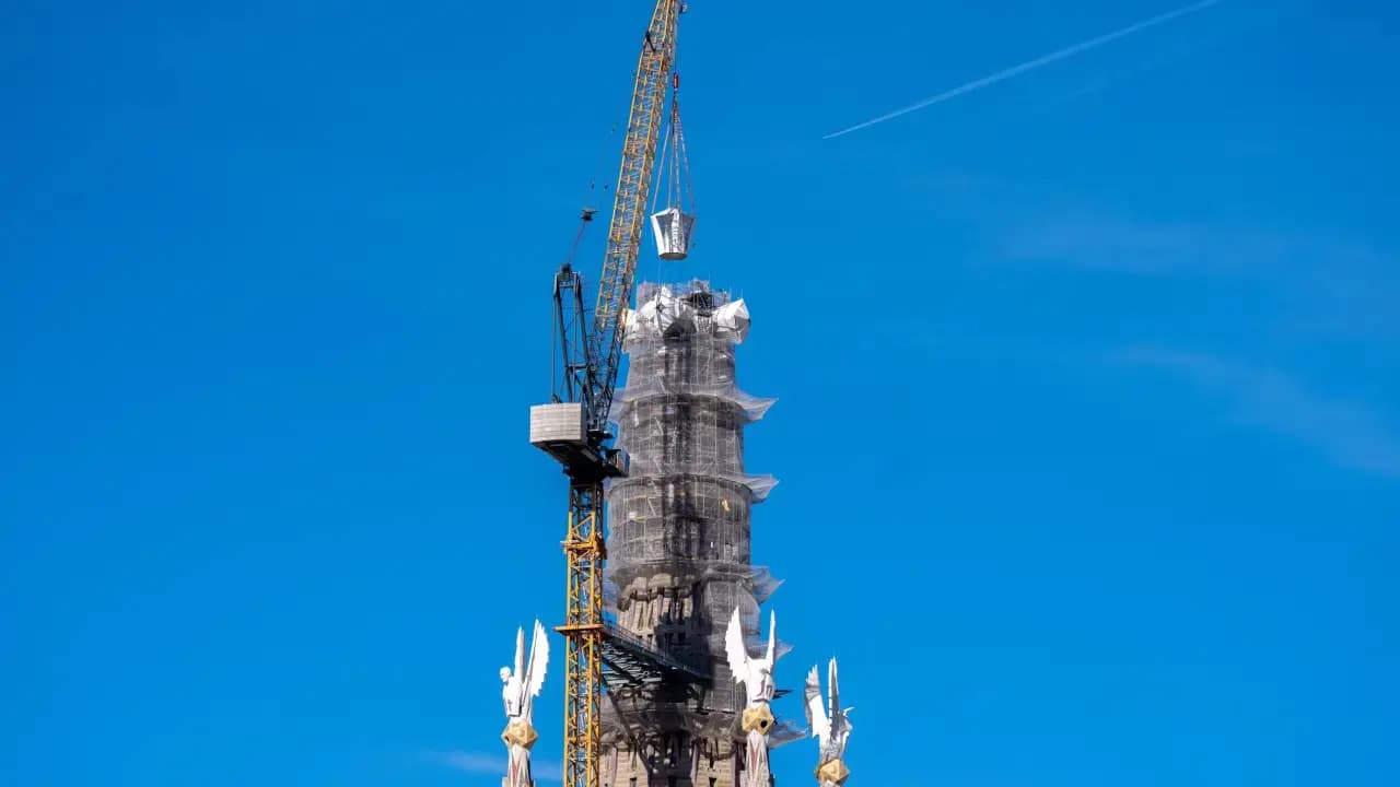 Саграда Фамилия завершила строительство башни Иисуса Христа установкой креста