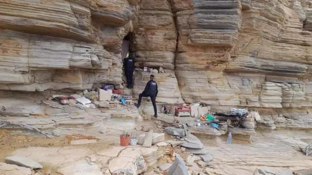 Власти Ибицы выдворили из пещеры человека с семью золотыми дисками