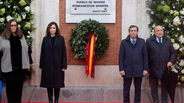 Аюсо и Альмейда почтили память 193 жертв 11-М церемонией на Пуэрта-дель-Соль: «Всегда в нашей памяти»