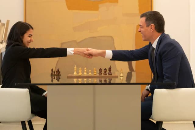 Педро Санчес мобилизовал 30 полицейских и 9 телохранителей, чтобы поиграть в шахматы в Маласанье