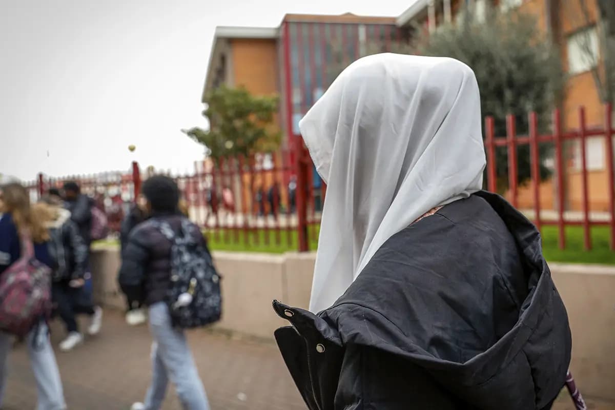 Правительство Санчеса потратило 15 тысяч евро на доклад о хиджабе в школах