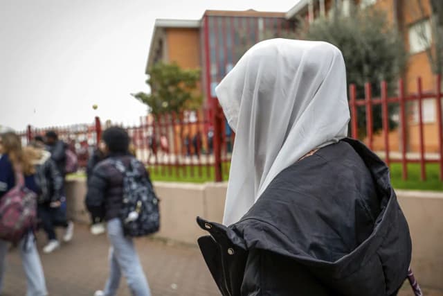 Правительство Санчеса потратило 15 тысяч евро на доклад о хиджабе в школах
