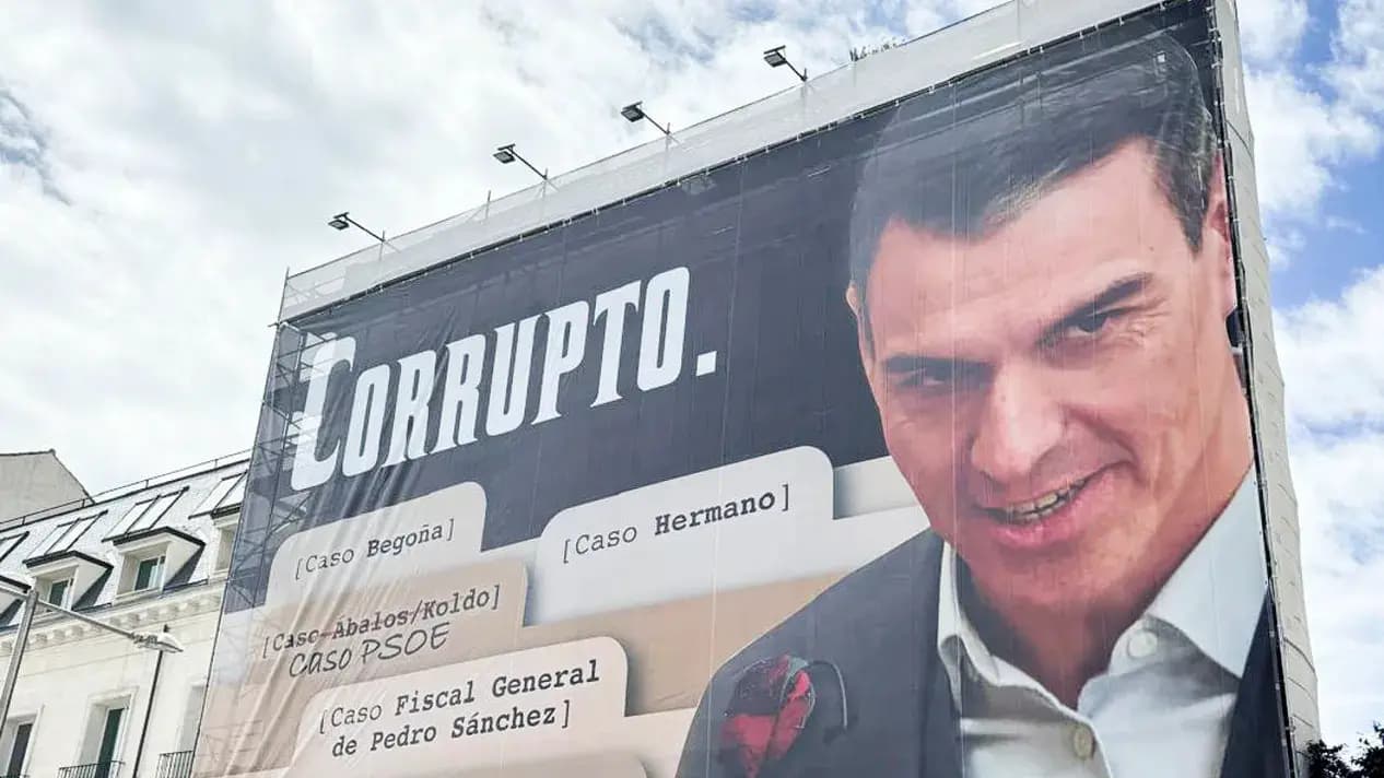 Санчес проиграл суд авторам баннера с надписью «коррупционер» напротив Конгресса