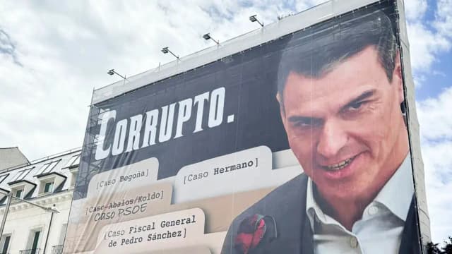 Санчес проиграл суд авторам баннера с надписью «коррупционер» напротив Конгресса