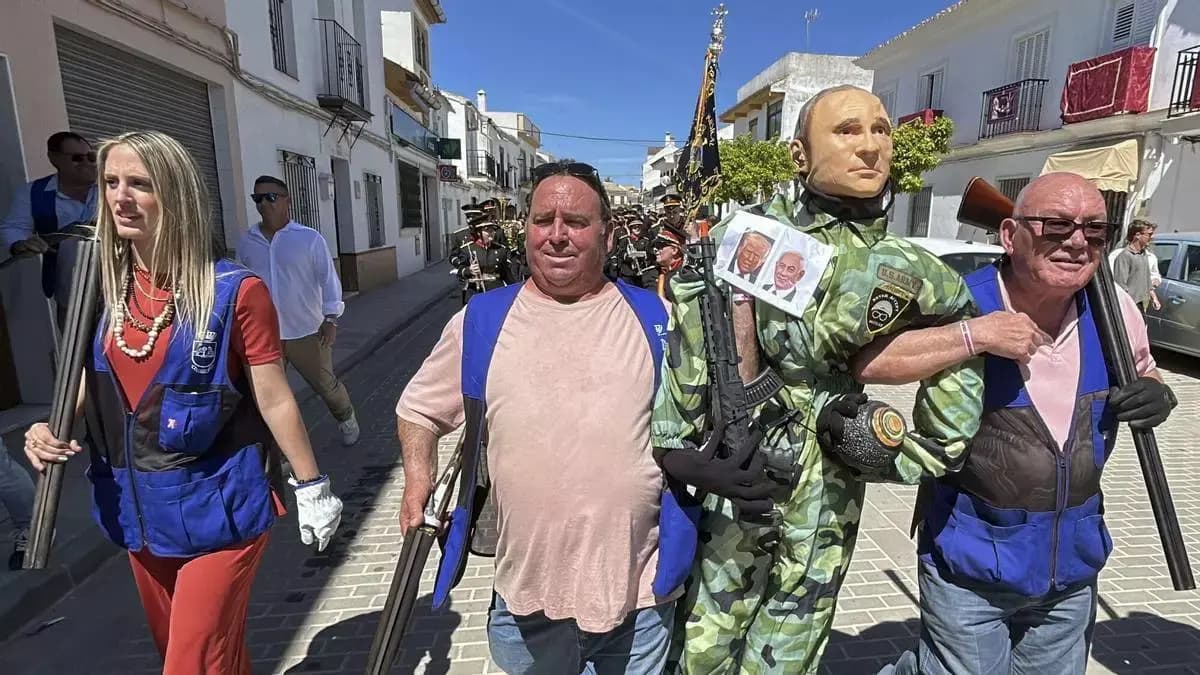 В севильском городке сожгли Иуду с лицом Путина и фотографиями Трампа и Нетаньяху