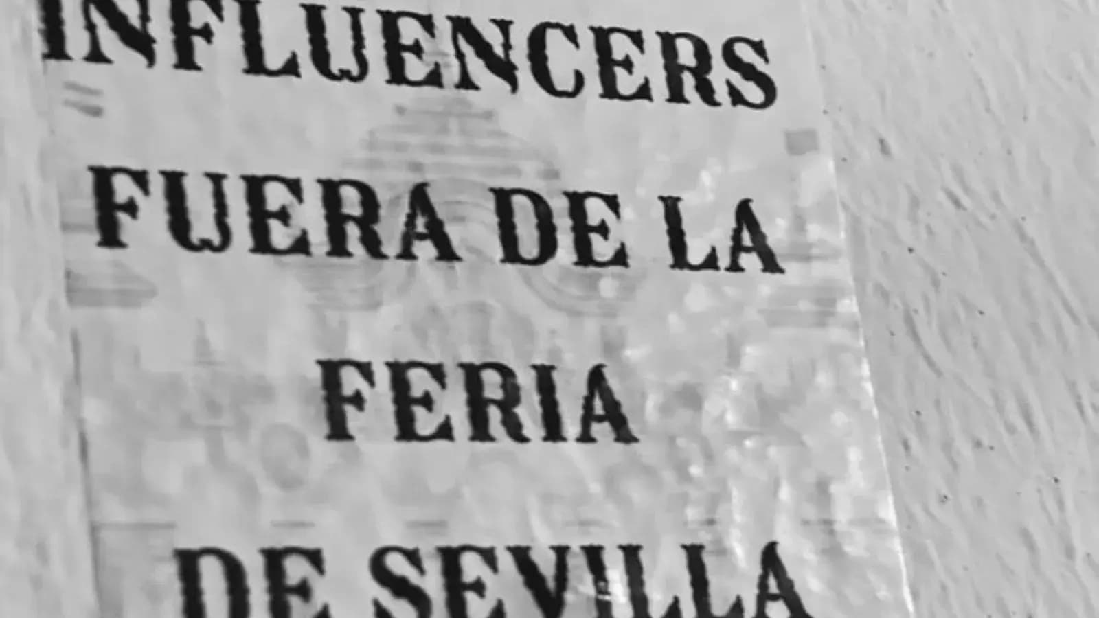 В Севилье расклеили наклейки с призывом выгнать инфлюенсеров с Апрельской ярмарки