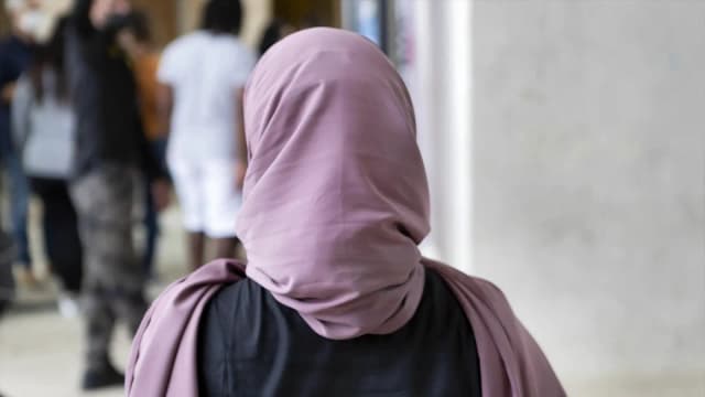 Скандал в школе Логроньо: руководство обвиняют в запрете на вход ученицам в исламских платках